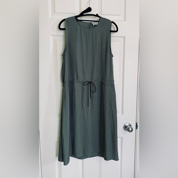 The Everlane * go weave * dress in lightweight fabric with 2 pockets for snacks - Picture 6 of 7